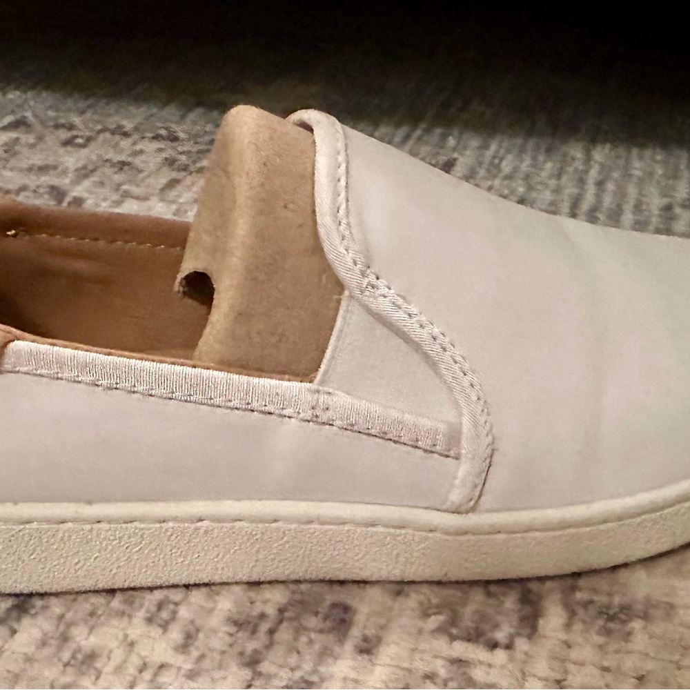 UGG Women's Slip-On Cas White Leather Sneakers size 9 great condition - Picture 8 of 11